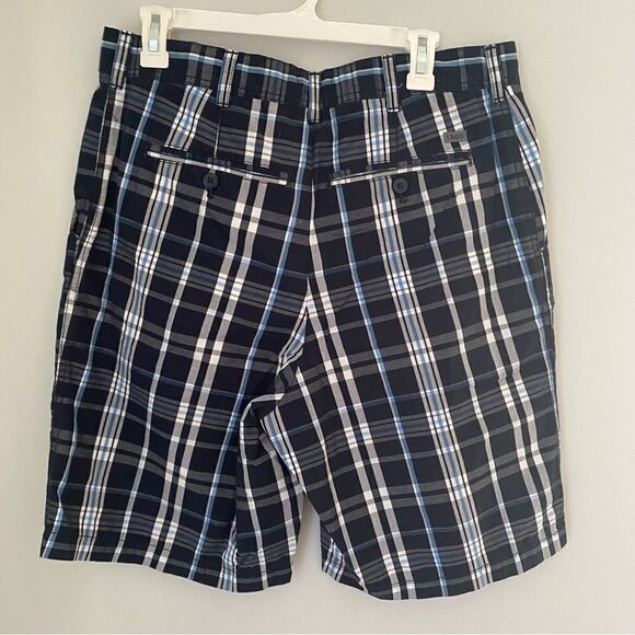 Izod Men’s Plaid Flat Front Shorts - Picture 3 of 4
